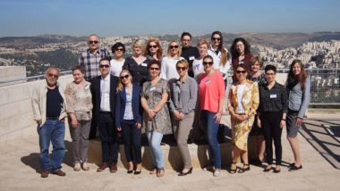Grupa edukatorów na tarasie Instytutu Yad Vashem