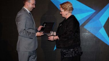 Wicedyrektor ORE Bożena Mayer-Gawron odbiera Polską Nagrodę Inteligentnego Rozwoju 2018 z rąk Damiana Barana, dyrektora Międzynarodowego Forum Inteligentnego Rozwoju