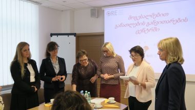 Grupa przedstawicieli ORE z tłumaczem podczas spotkania z Gruzinami